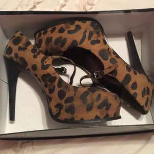 Vera Wang Leopard Pumps 👠🐆